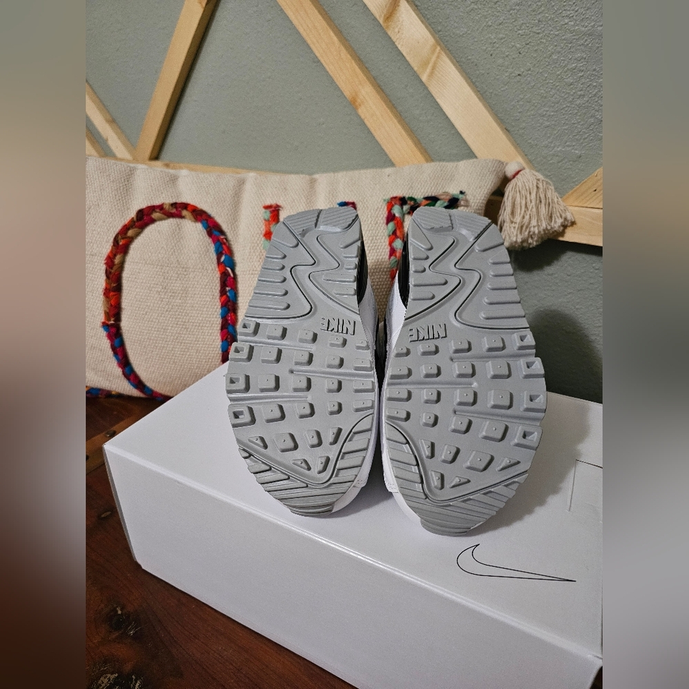 Nike Women's White Sneakers - Picture 5 of 7